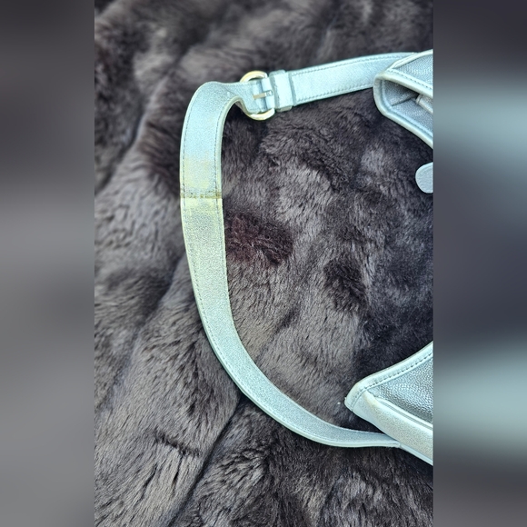 Salvatore ferragamo silver shoulder/handbag. - Picture 11 of 17